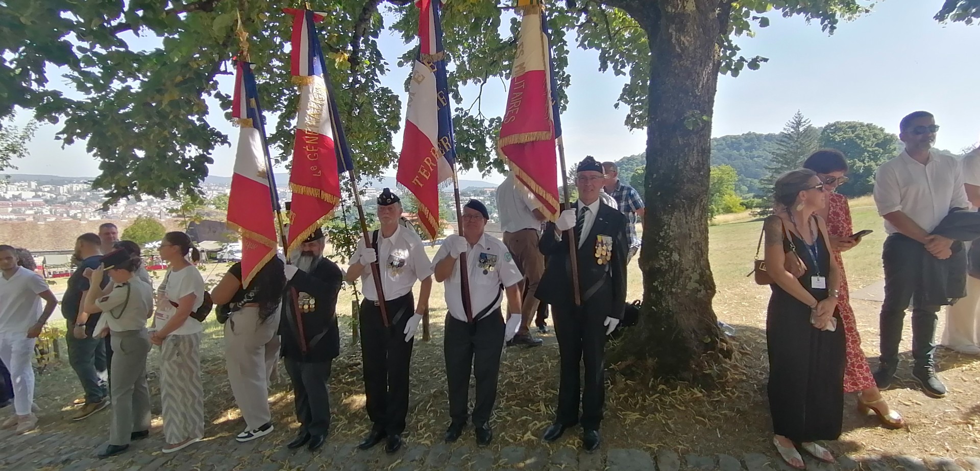 19 les porte drapeaux presents