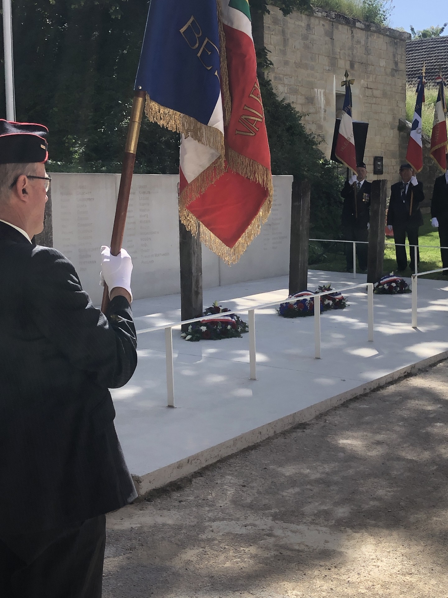 Le monument avec les poteaux